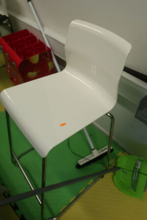 2 stk. rullediske samt reol og stole