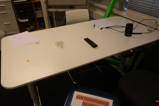 El. hæve/sænke skrivebord, kontorstol, stol, affaldsspand samt skuffemodul