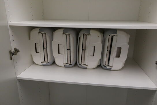 5 stk. skabe med indhold