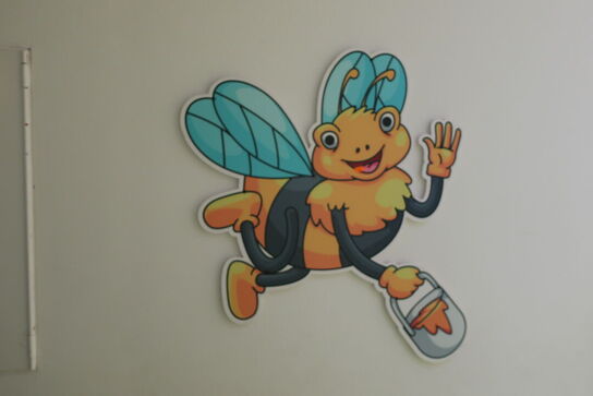 Lænestol samt 2 stk. vægdekorationer