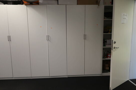 5 stk. skabe med indhold