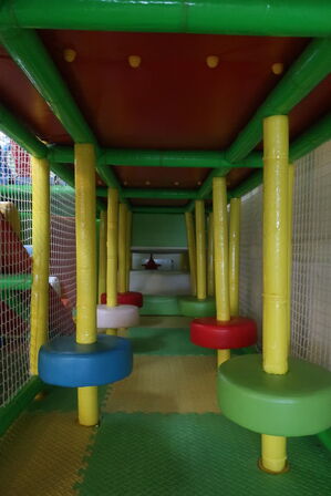 Komplet legetårn med kuglerum, skumgrav samt alt skumgulv på etagen