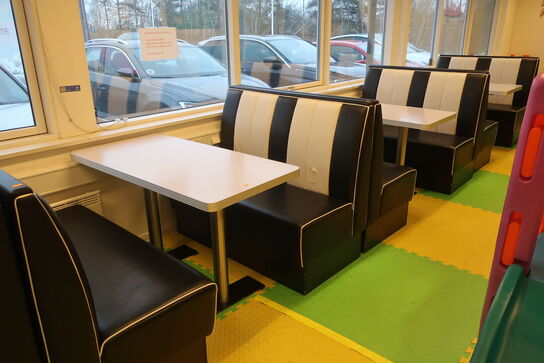 8 stk. bænke samt 4 stk. spiseborde