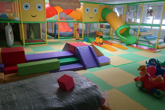 Komplet legetårn med kuglerum, skumgrav samt alt skumgulv på etagen