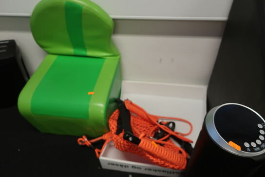 Varmeblæser, lænestol, støvsuger samt spejl