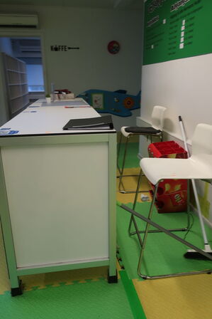 2 stk. rullediske samt reol og stole