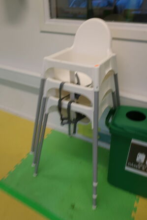 Displaykøleskab SIMFER 20D385MC samt affaldsspande og 3 stk. højstole