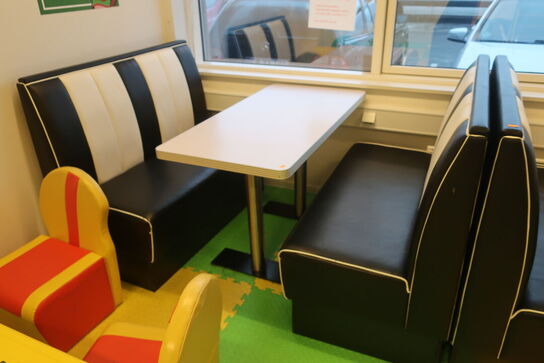 8 stk. bænke samt 4 stk. spiseborde