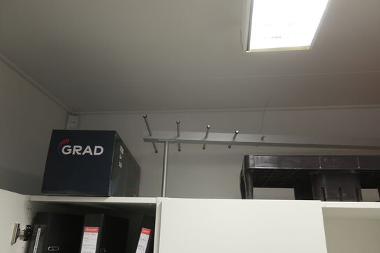 5 stk. skabe med indhold