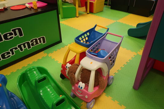 2 stk. vipper samt 2 stk. indkøbsvogne