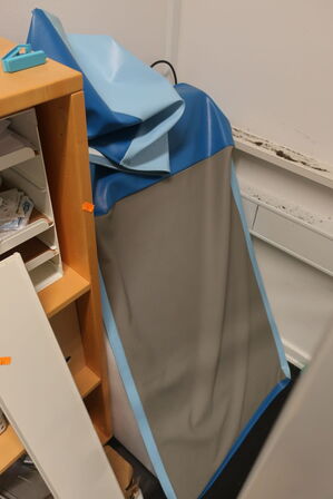 2 stk. skuffemoduler, fjernsyn, whiteboard samt reol 