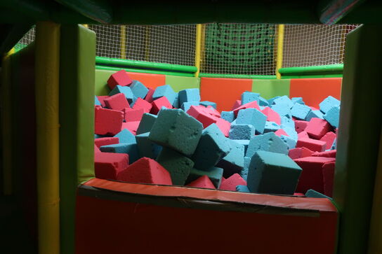 Komplet legetårn med kuglerum, skumgrav samt alt skumgulv på etagen