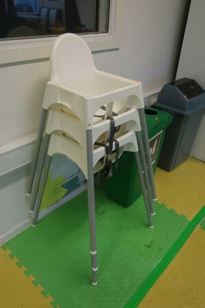 Displaykøleskab SIMFER 20D385MC samt affaldsspande og 3 stk. højstole