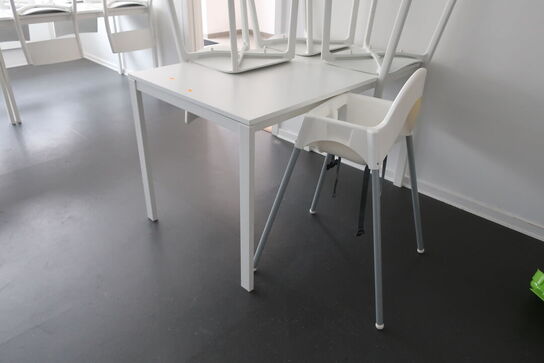 4 stk. spiseborde samt 15 stk. stole 