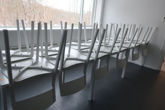 4 stk. spiseborde samt 15 stk. stole 