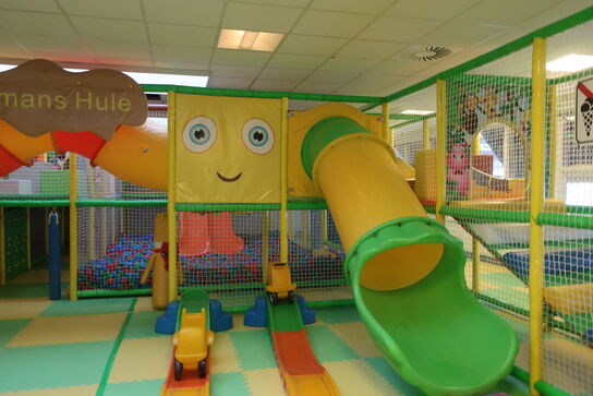 Komplet legetårn med kuglerum, skumgrav samt alt skumgulv på etagen