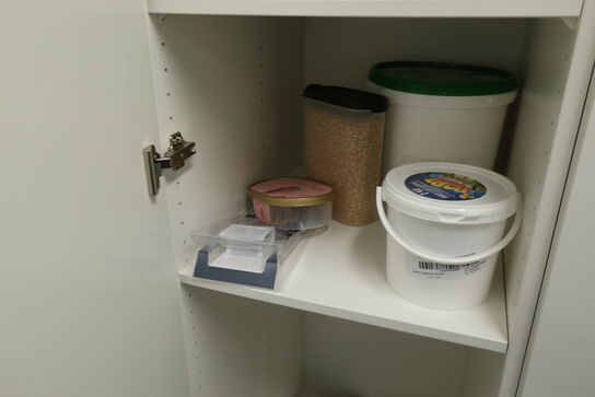 5 stk. skabe med indhold