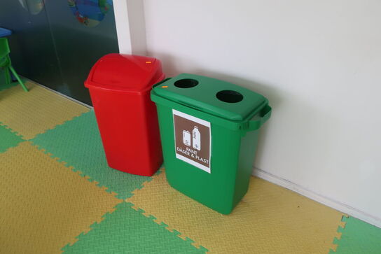 2 stk. affaldsspande samt papirdispenser og hylde