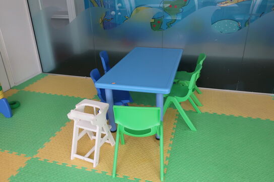 Connect-four spil samt bord, stole og højstol