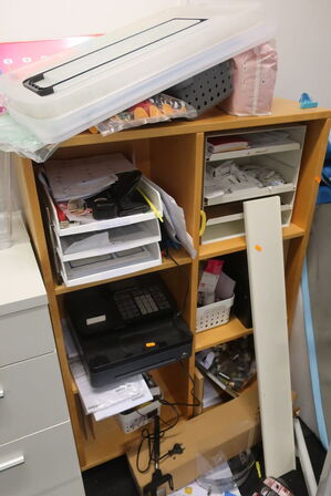 2 stk. skuffemoduler, fjernsyn, whiteboard samt reol 