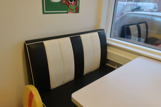 8 stk. bænke samt 4 stk. spiseborde