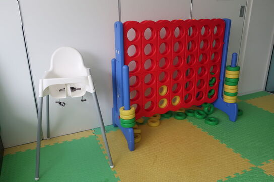 Connect-four spil samt bord, stole og højstol