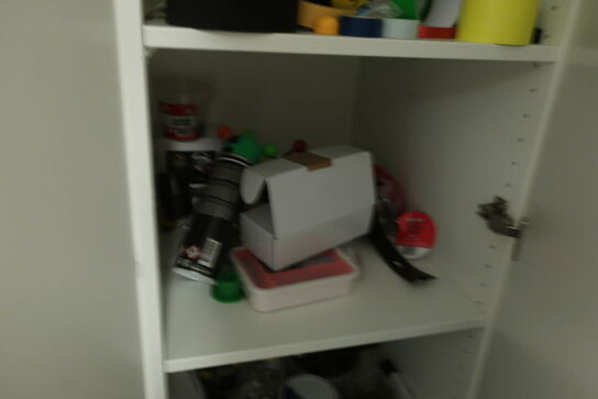 5 stk. skabe med indhold