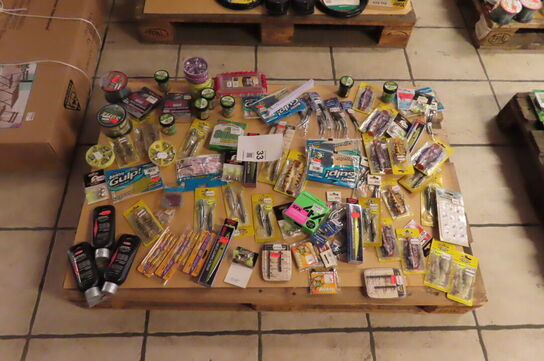 Palle med diverse fiskeudstyr 