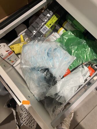 Indhold i skuffer og skabe inkl. mikroovn