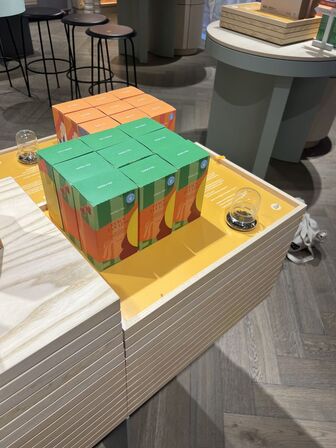 Displaystand m. løse plader inkl. indhold