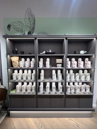 Reolsystem m. LED lys under hylderne