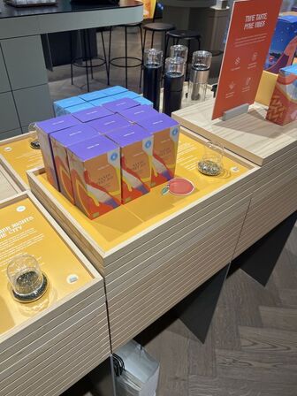 Displaystand m. løse plader inkl. indhold