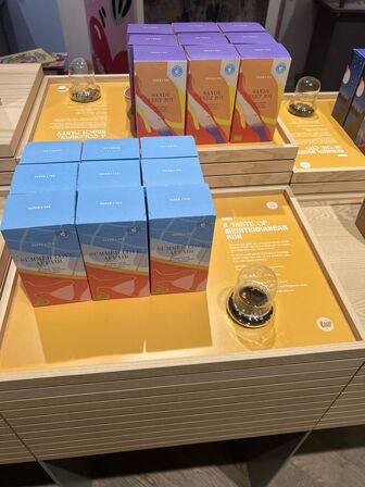 Displaystand m. løse plader inkl. indhold