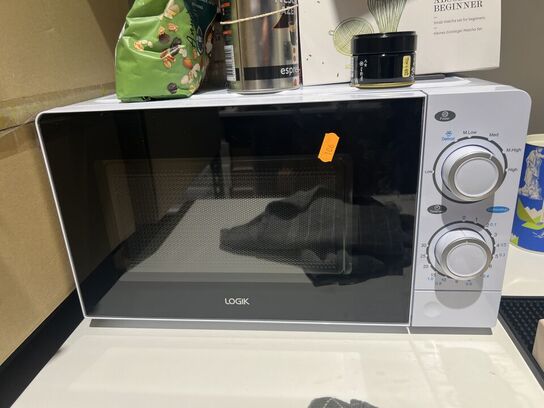 Indhold i skuffer og skabe inkl. mikroovn