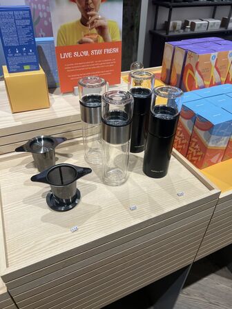 Displaystand m. løse plader inkl. indhold