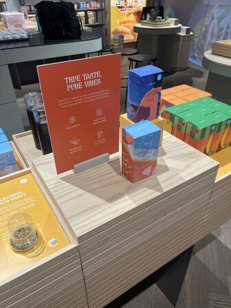 Displaystand m. løse plader inkl. indhold