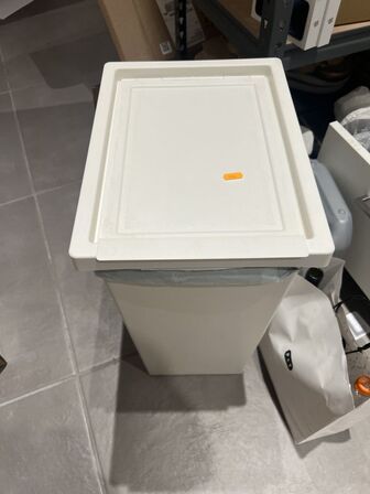 Indhold i skuffer og skabe inkl. mikroovn