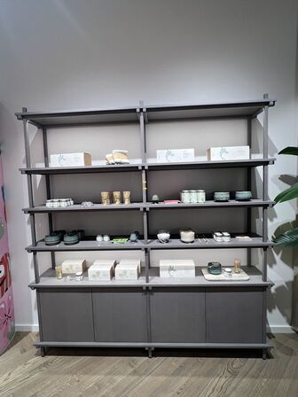 Reolsystem m. LED lys under hylderne