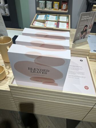 Displaystand m. løse plader inkl. indhold