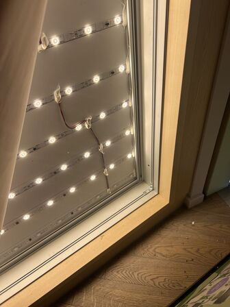 Stort bagbelyst display