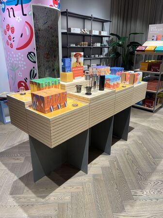 Displaystand m. løse plader inkl. indhold