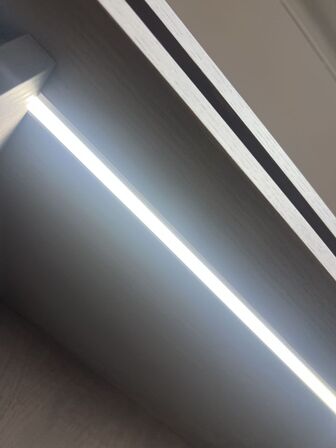 Reolsystem m. LED lys under hylderne