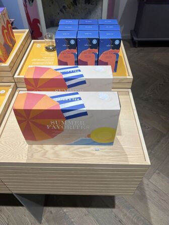 Displaystand m. løse plader inkl. indhold