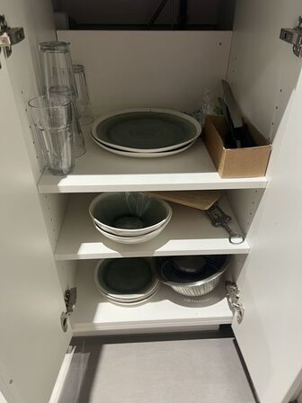 Indhold i skuffer og skabe inkl. mikroovn