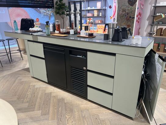 Bardisk m. køleanlæg 80x105x340cm, FELLOW vandkoger m.v.