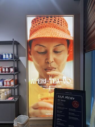 Stort bagbelyst display