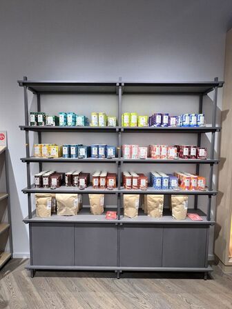 Reolsystem m. LED lys under hylderne