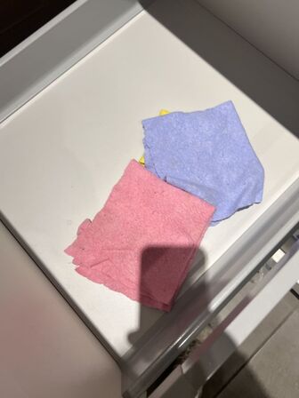 Indhold i skuffer og skabe inkl. mikroovn