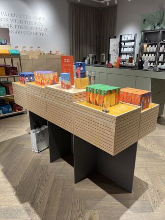 Displaystand m. løse plader inkl. indhold