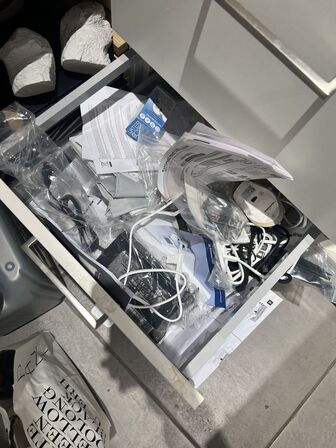 Indhold i skuffer og skabe inkl. mikroovn